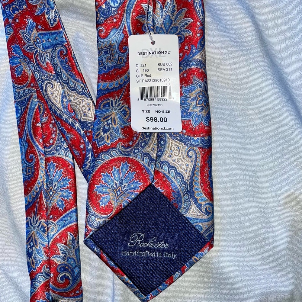NWT Rochester 100% silk tie. Made in Italy.